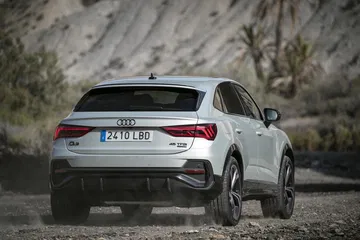 Ángulo que muestra la zaga y diseño lateral del Q3 Sportback.