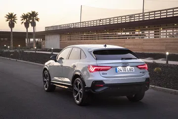 Vista trasera y lateral del Audi Q3 Sportback, destacando su diseño aerodinámico.