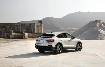 Vista trasera y lateral del Audi Q3 Sportback, realzando su diseño deportivo.
