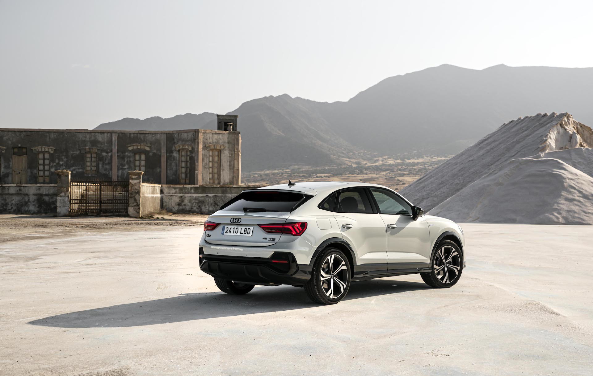 Vista trasera y lateral del Audi Q3 Sportback, realzando su diseño deportivo.