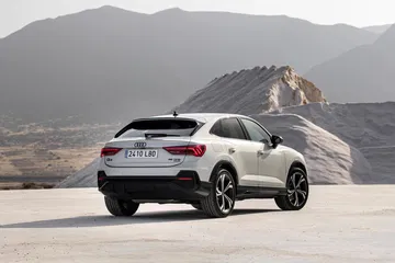 Vista trasera y lateral del Audi Q3 Sportback en exteriores.