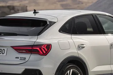 Vista trasera y lateral del Audi Q3 Sportback destacando su diseño deportivo.