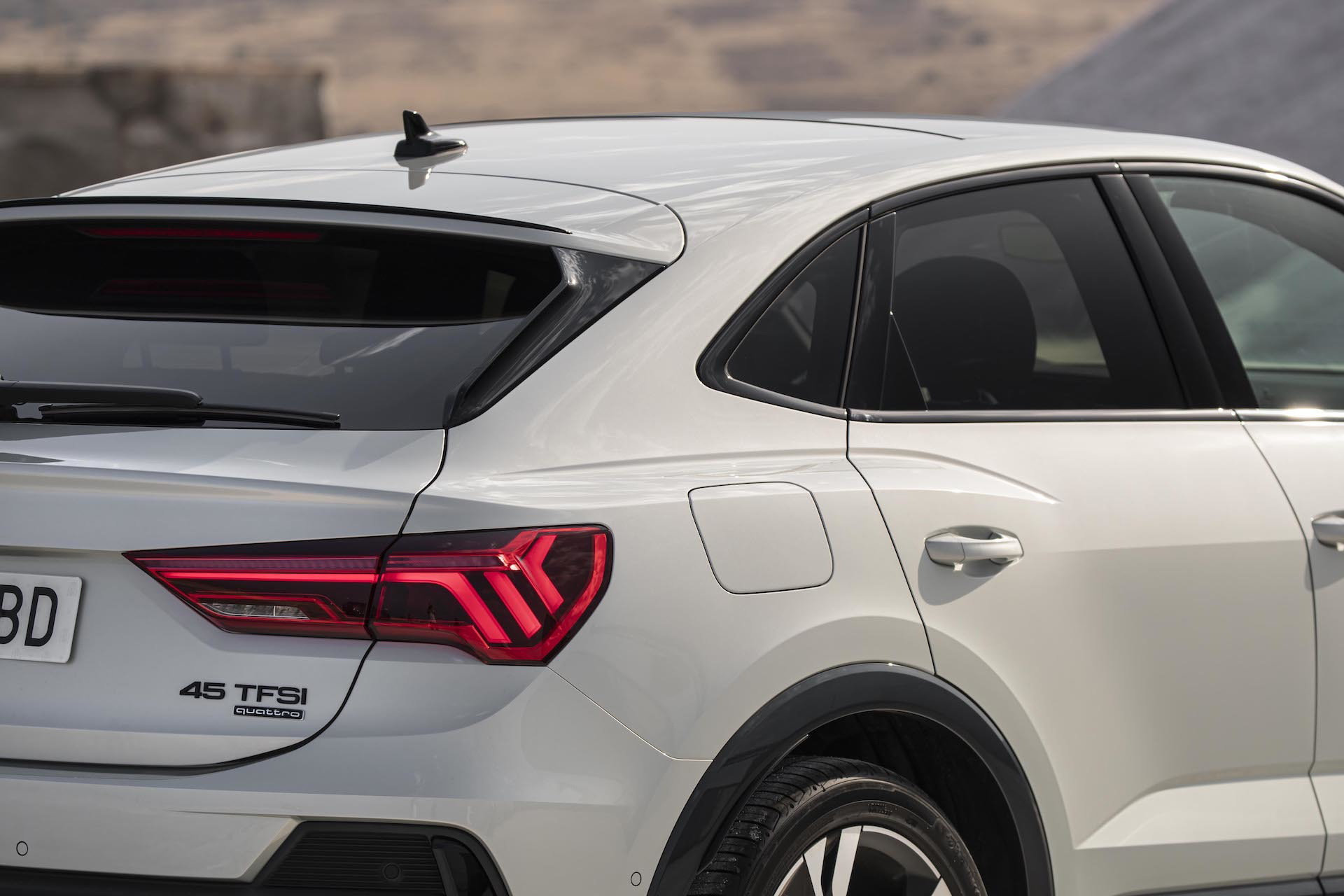 Vista trasera y lateral del Audi Q3 Sportback destacando su diseño deportivo.