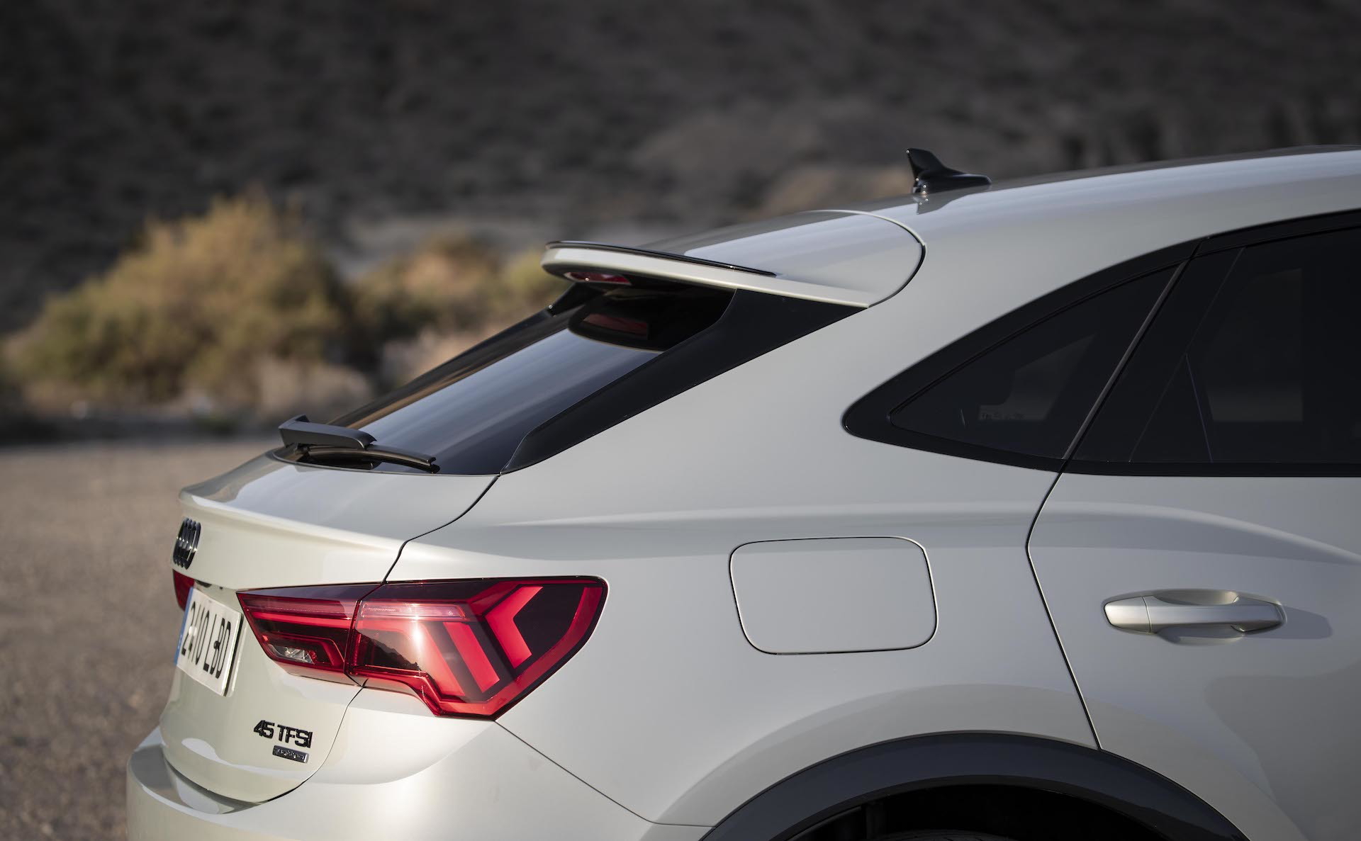 Vista trasera lateral del Audi Q3 Sportback destacando sus líneas dinámicas.