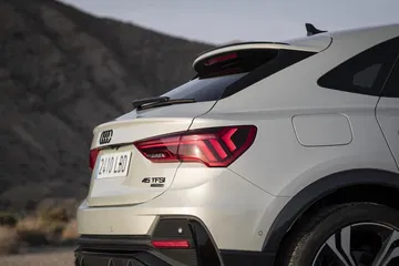 Vista trasera y lateral del Audi Q3 Sportback destacando su diseño dinámico.