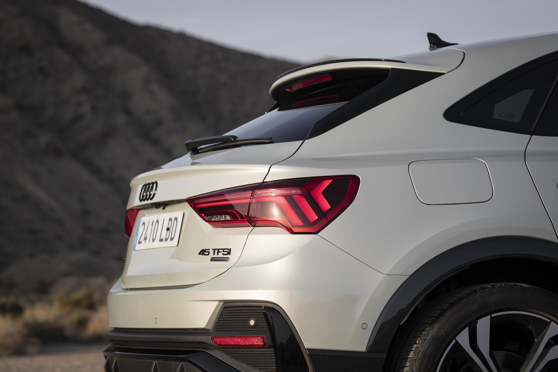 Vista trasera y lateral del Audi Q3 Sportback destacando su diseño dinámico.