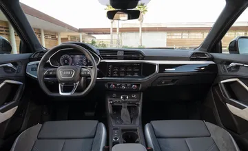 Vista central de la cabina del Audi Q3 Sportback, mostrando volante y consola.