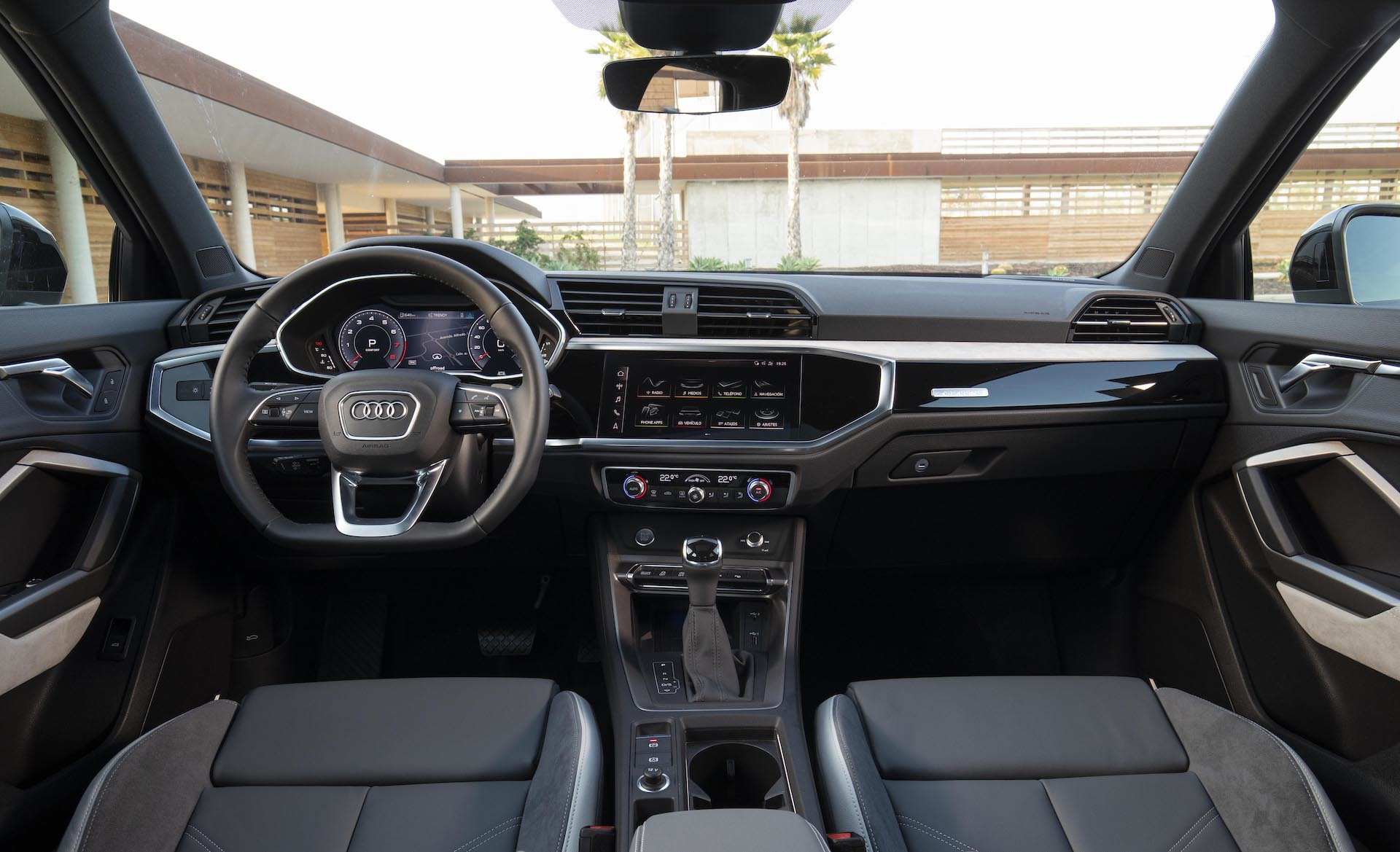 Vista central de la cabina del Audi Q3 Sportback, mostrando volante y consola.