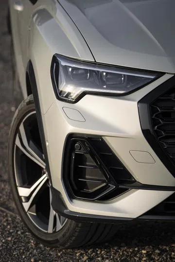 Primer plano del faro y parachoques del Audi Q3 Sportback.