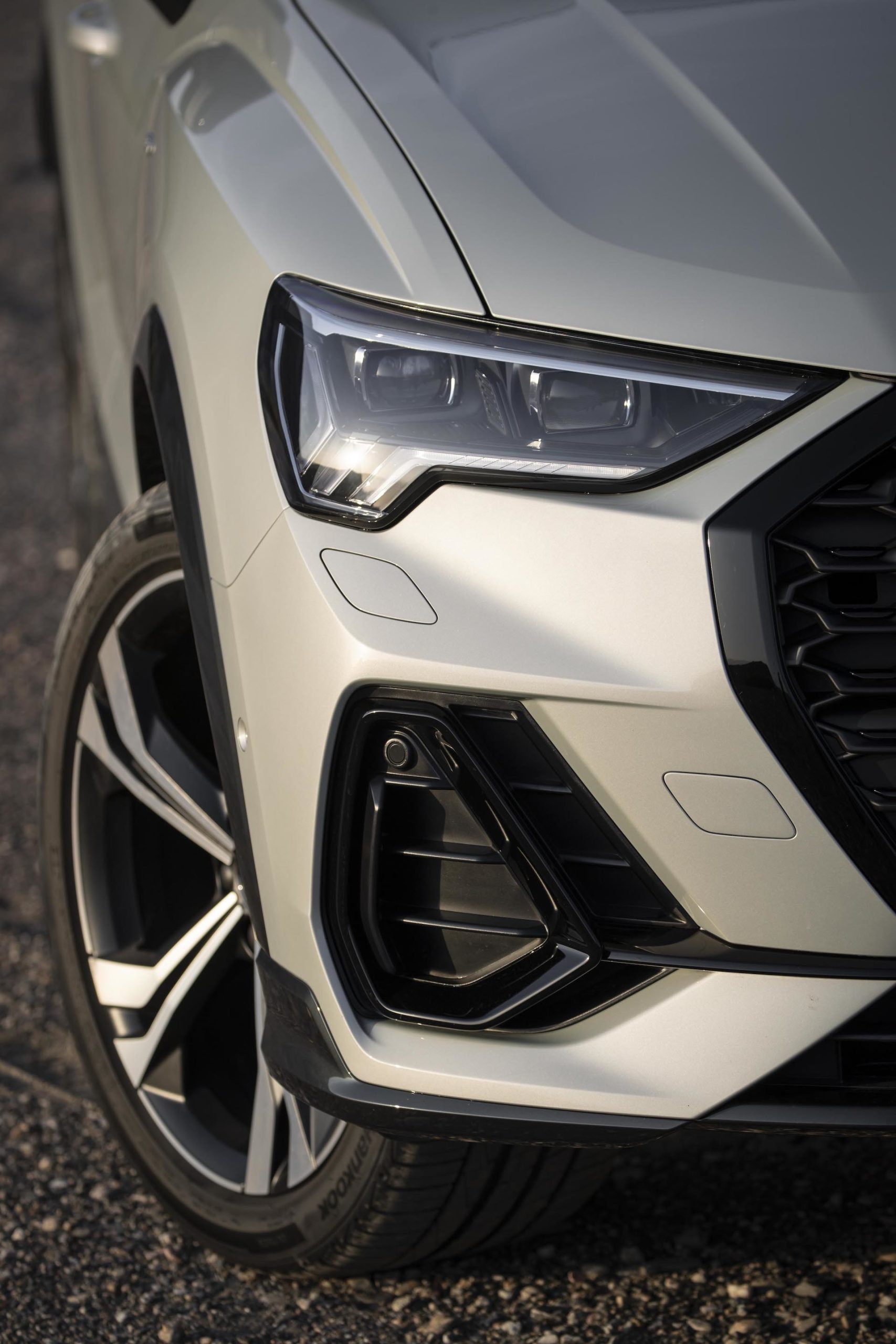 Primer plano del faro y parachoques del Audi Q3 Sportback.