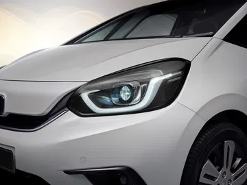 Vista cercana del faro del Honda Jazz, destacando su diseño y tecnología LED.