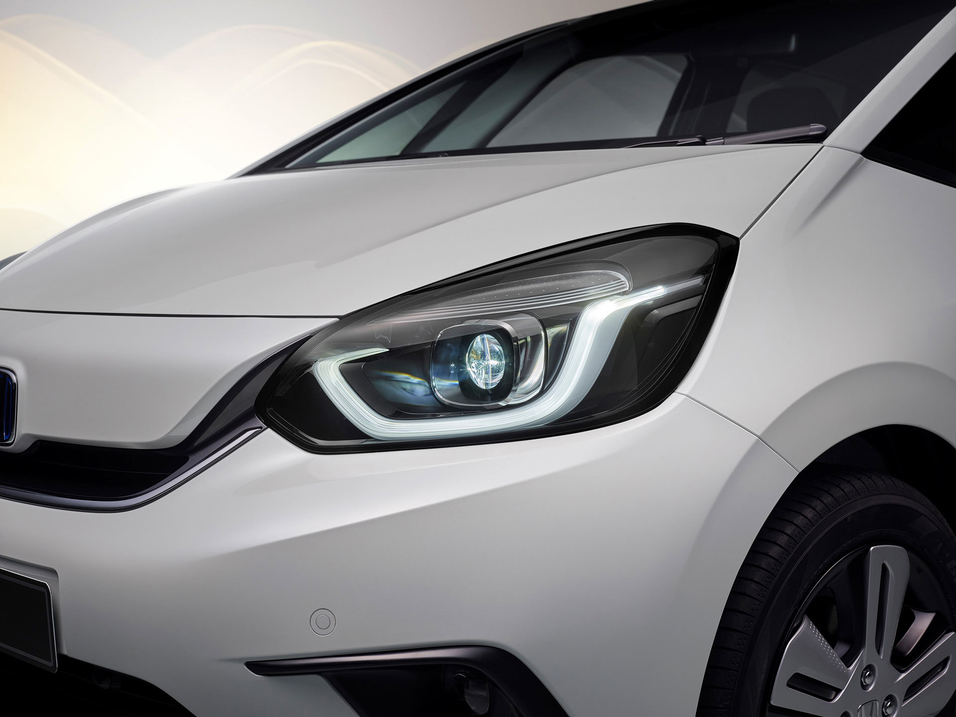 Vista cercana del faro del Honda Jazz, destacando su diseño y tecnología LED.
