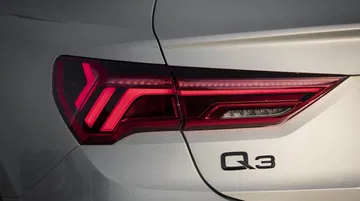 Vista cercana de la luz trasera LED del Audi Q3 Sportback, mostrando diseño y tecnología.