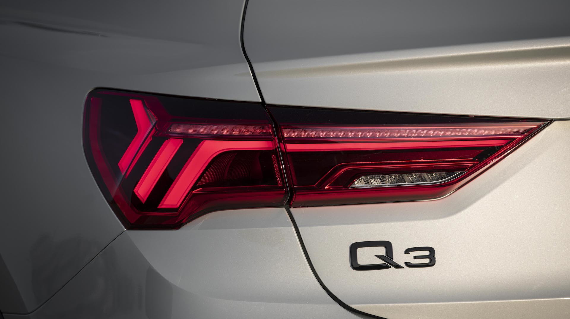 Vista cercana de la luz trasera LED del Audi Q3 Sportback, mostrando diseño y tecnología.