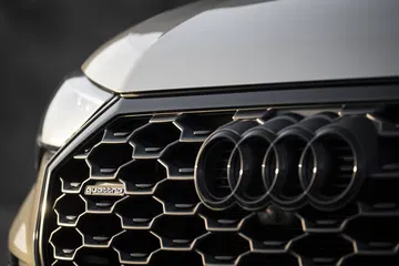 Parrilla frontal característica de Audi con anagrama prominente.