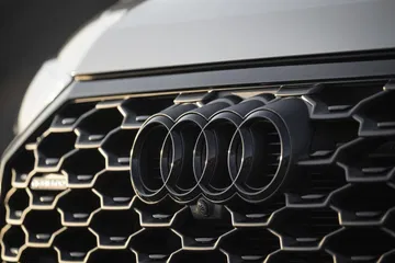 Vista cercana de la parrilla Singleframe en negro brillante del Audi Q3 Sportback.