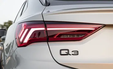 Vista enfocada en las ópticas y badge traseros del Audi Q3 Sportback.