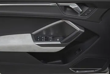 Vista del panel de puerta con controles de ventana y ajustes en el Audi Q3 Sportback.
