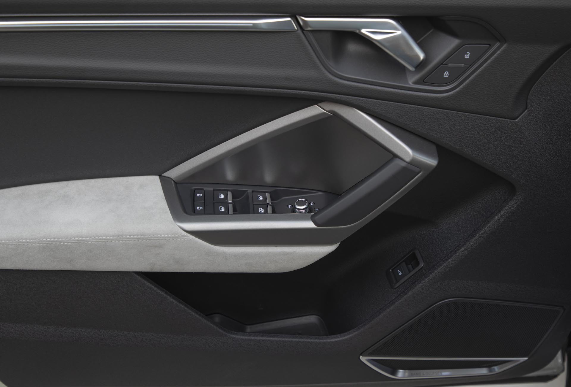 Vista del panel de puerta con controles de ventana y ajustes en el Audi Q3 Sportback.