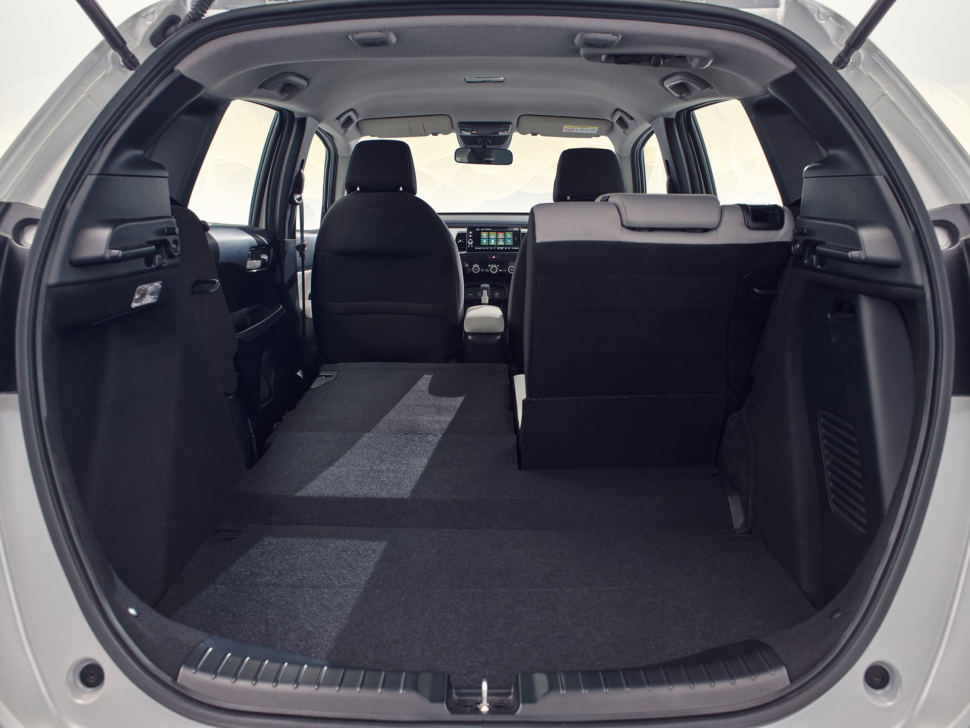Vista del maletero del Honda Jazz con asientos abatidos, destacando su espacio y versatilidad.