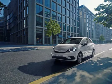 Honda Jazz en un entorno urbano mostrando su diseño frontal y lateral.