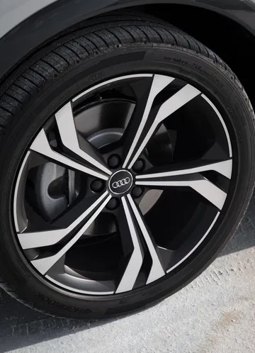 Vista cercana de la llanta de aleación del Audi Q3 Sportback.
