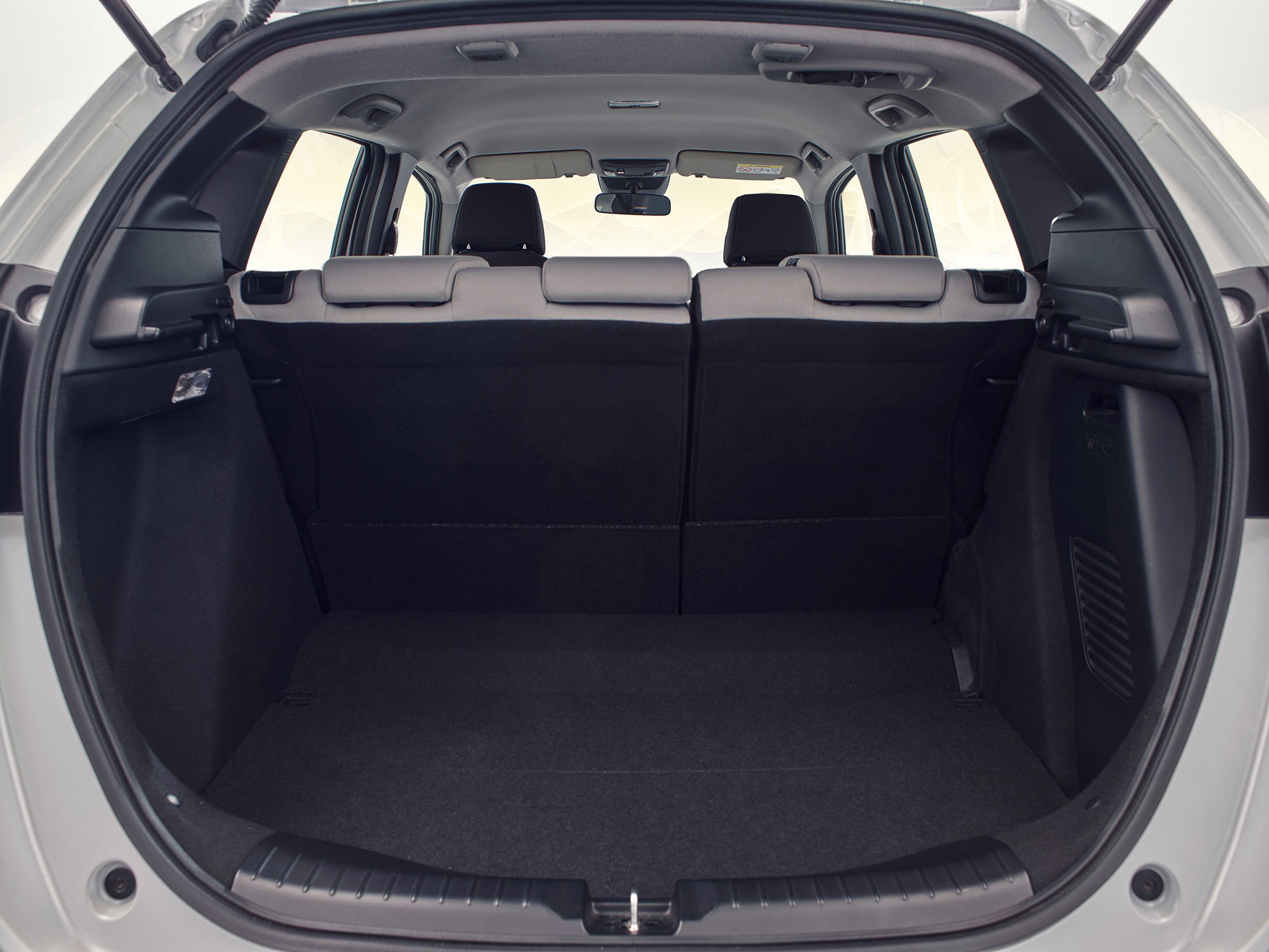 Vista del maletero del Honda Jazz, destacando su capacidad y versatilidad.