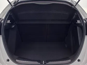 Amplia perspectiva del maletero del Honda Jazz, mostrando su capacidad y versatilidad.