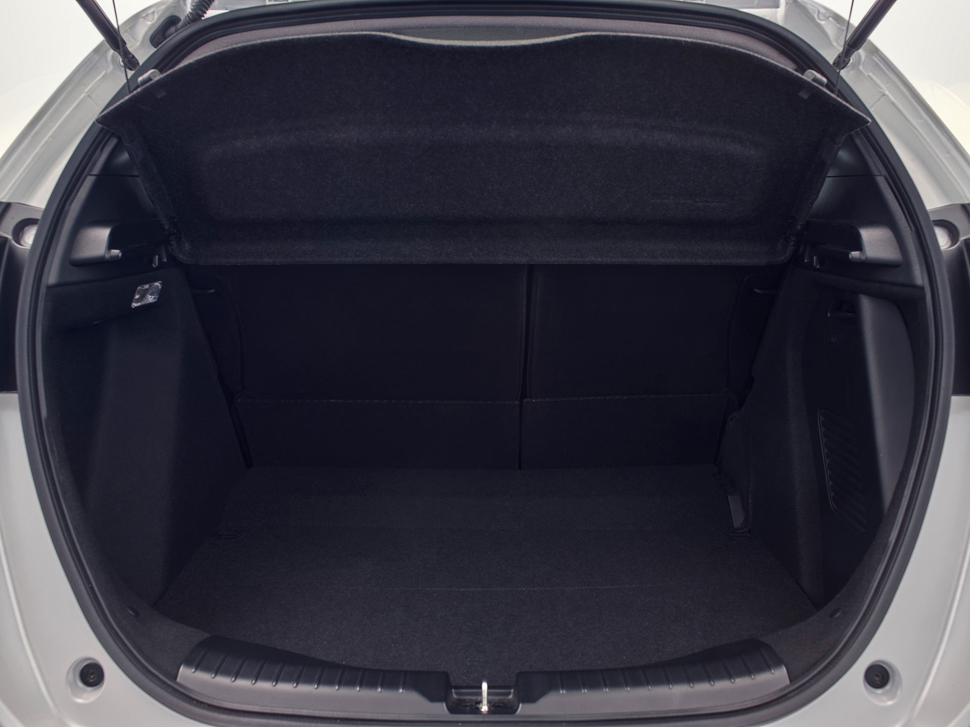 Amplia perspectiva del maletero del Honda Jazz, mostrando su capacidad y versatilidad.