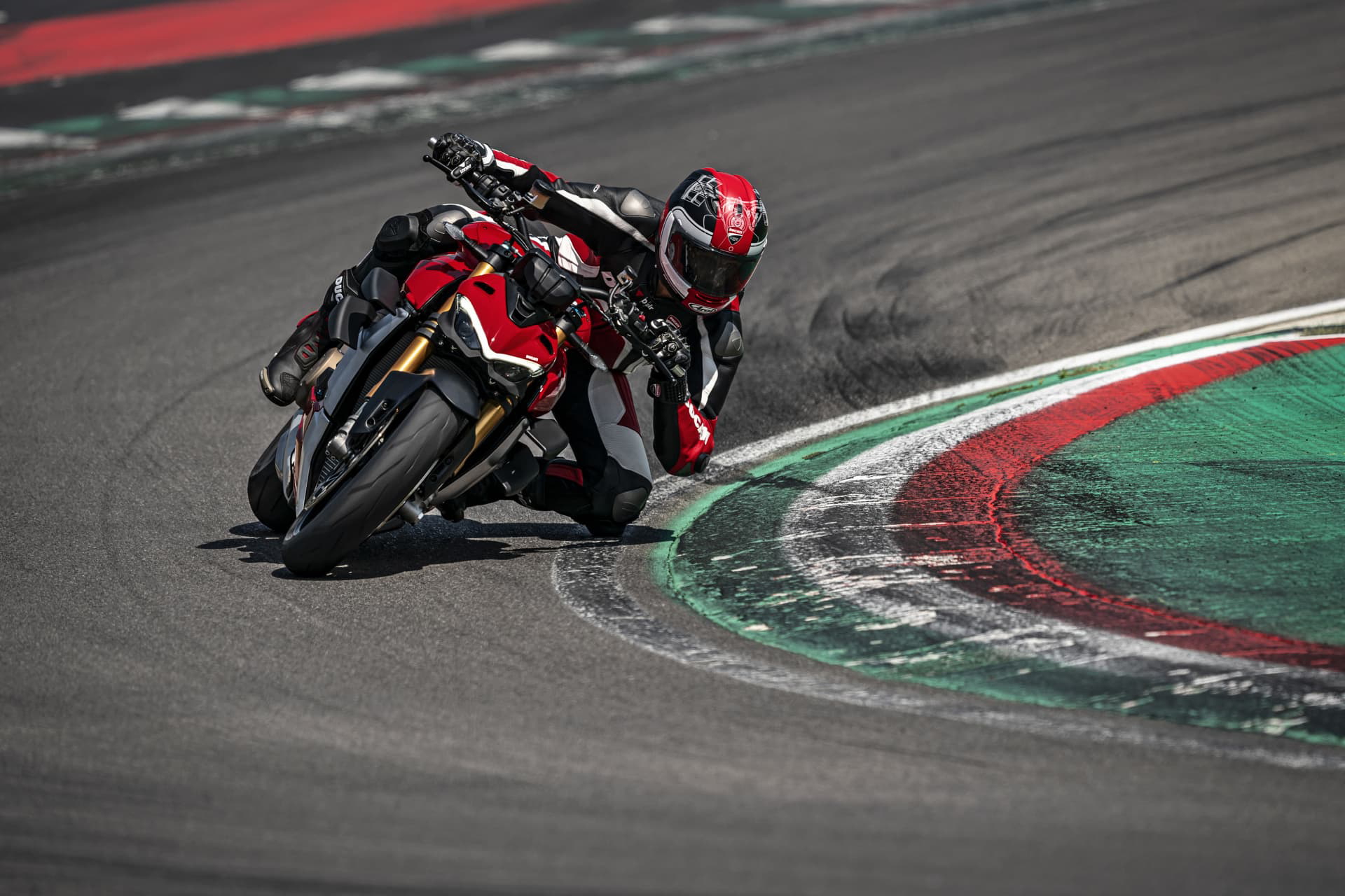 My20 Ducati Streetfighter V4 S Ambience 02 Uc101666 Mid