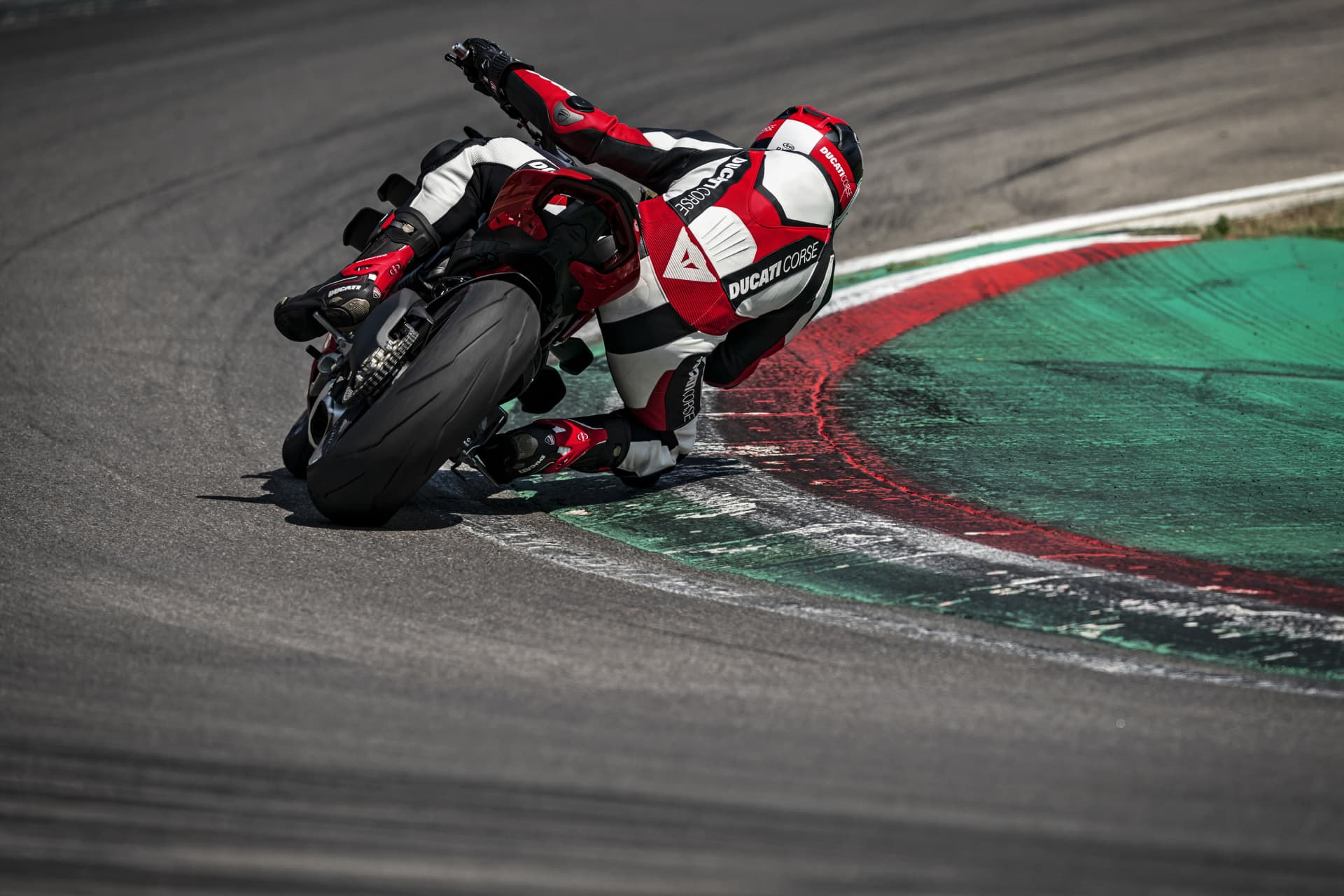 My20 Ducati Streetfighter V4 S Ambience 03 Uc101667 Mid