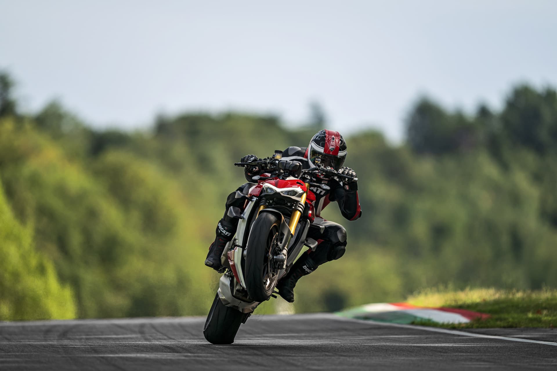 My20 Ducati Streetfighter V4 S Ambience 13 Uc101676 Mid