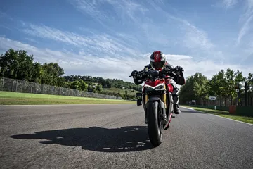 My20 Ducati Streetfighter V4 S Ambience 16 Uc101639 Mid