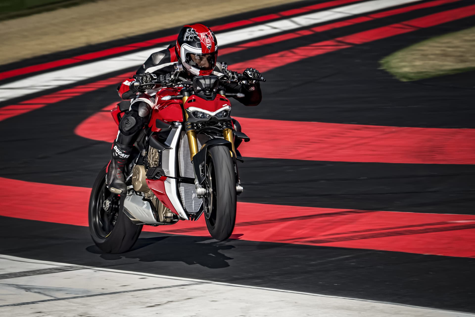 My20 Ducati Streetfighter V4 S Ambience 19 Uc101640 Mid