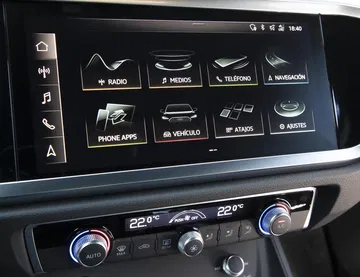 Vista de la pantalla táctil de infotenimiento del Audi Q3 Sportback. Interfaz moderna y elegante.