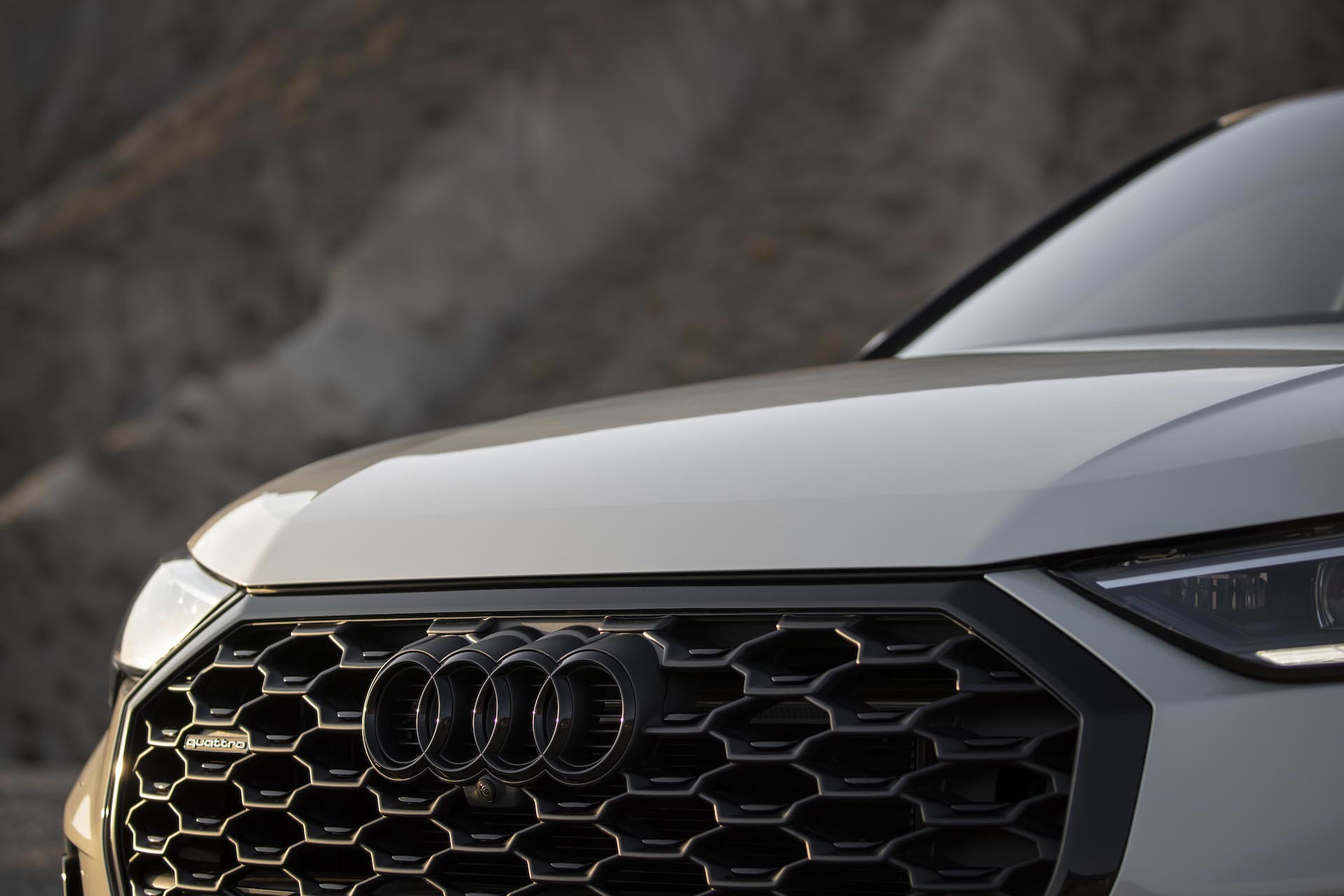 Vista cercana de la parrilla frontal del Audi Q3 Sportback destacando su diseño hexagonal.
