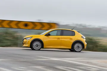 Peugeot 208 Gt Line 2019 Amarillo 01