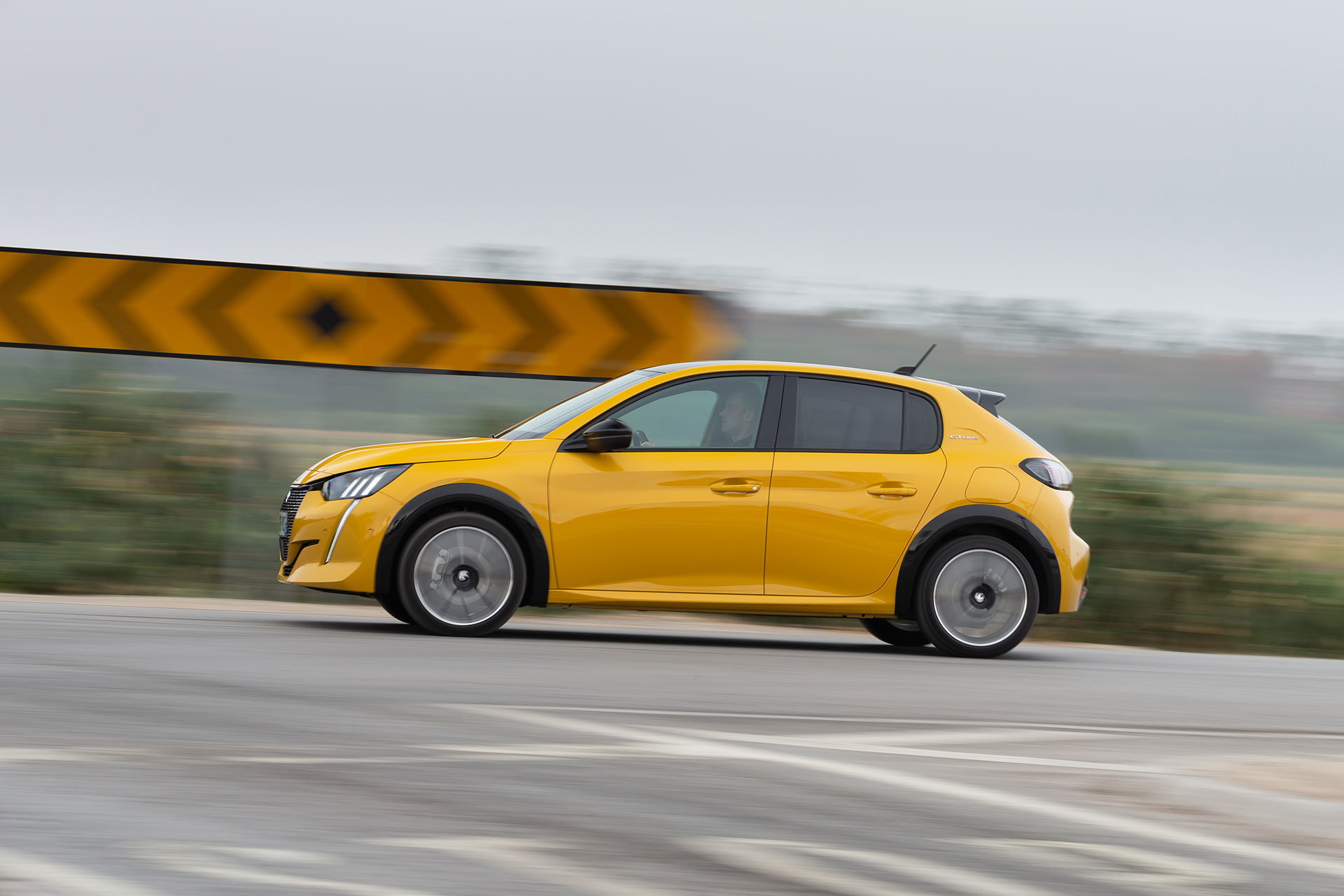 Peugeot 208 Gt Line 2019 Amarillo 01
