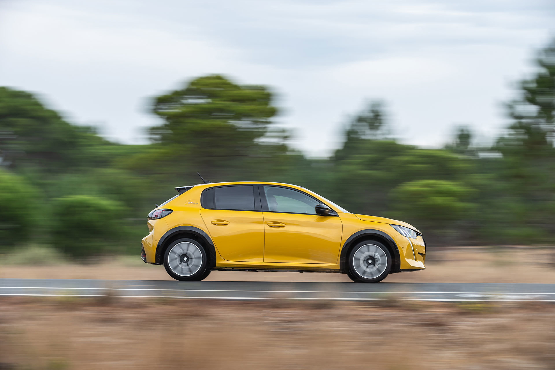 Peugeot 208 Gt Line 2019 Amarillo 02