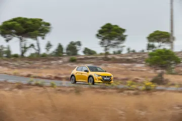 Peugeot 208 Gt Line 2019 Amarillo 04