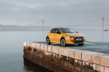 Peugeot 208 Gt Line 2019 Amarillo 117