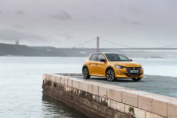 Peugeot 208 Gt Line 2019 Amarillo 142