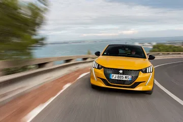 Peugeot 208 Gt Line 2019 Amarillo 16