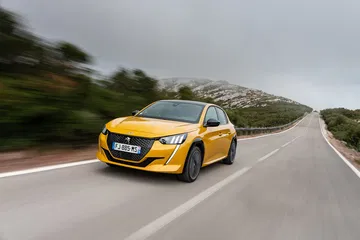 Peugeot 208 Gt Line 2019 Amarillo 24