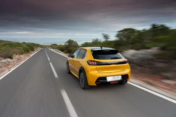 Peugeot 208 Gt Line 2019 Amarillo 43