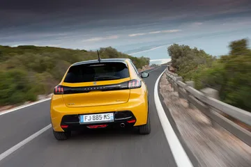 Peugeot 208 Gt Line 2019 Amarillo 45