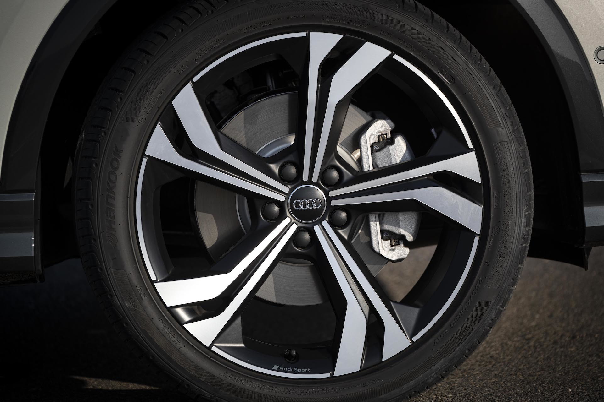 Vista cercana de la rueda del Audi Q3 Sportback destacando su diseño