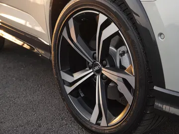 Primer plano de la rueda de un Audi Q3 Sportback con diseño de llantas deportivas.