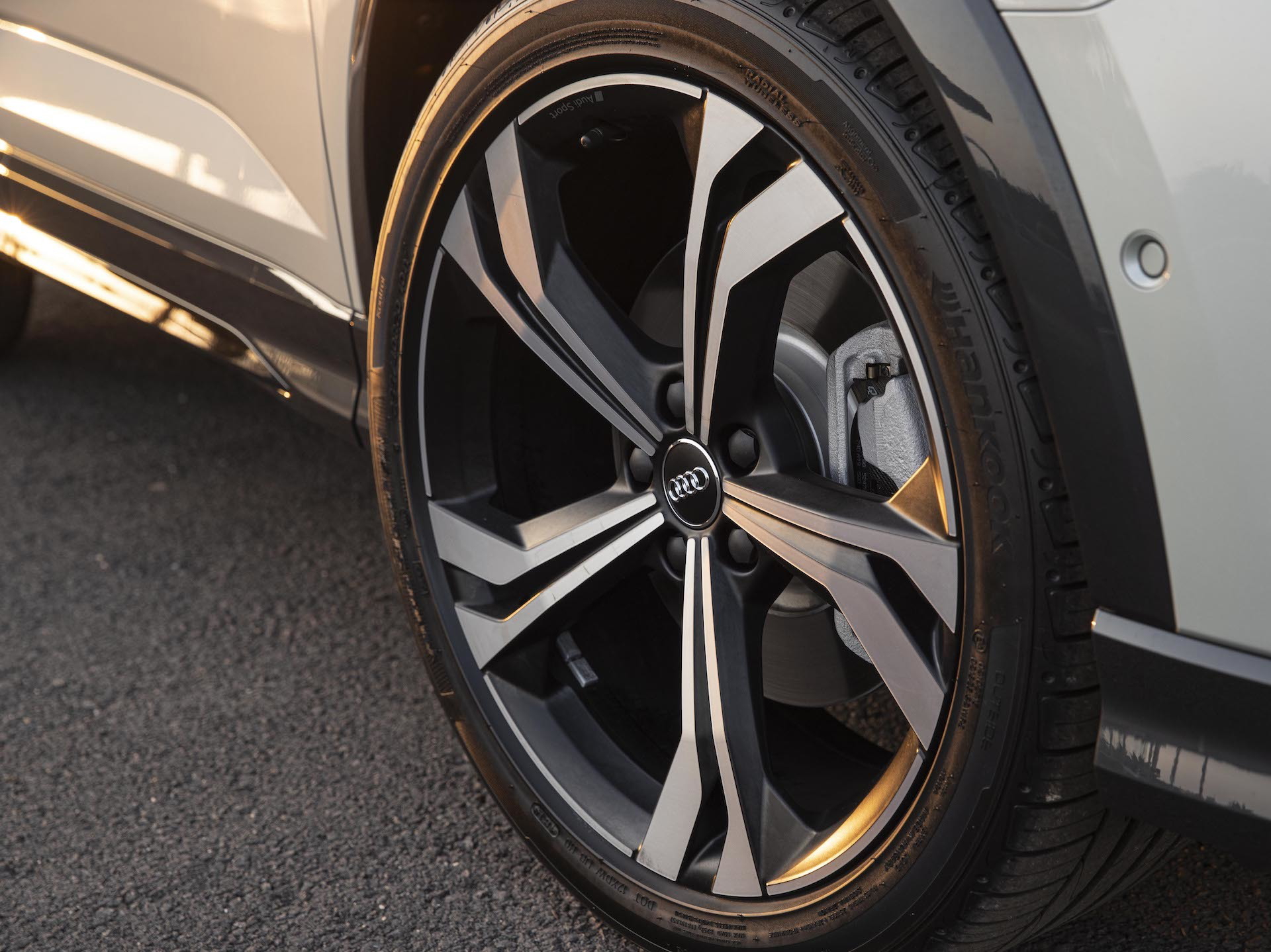 Primer plano de la rueda de un Audi Q3 Sportback con diseño de llantas deportivas.