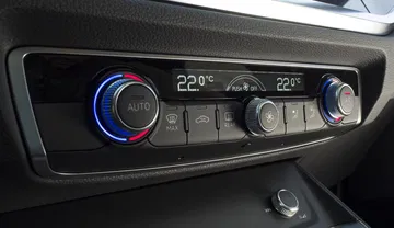 Vista del sistema de climatización con mandos circulares.